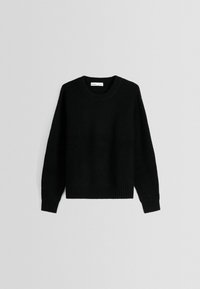 Czarny sweter z grubego prążkowanego materiału, z okrągłym dekoltem i długimi rękawami, wyeksponowany na jasnoszarym tle.