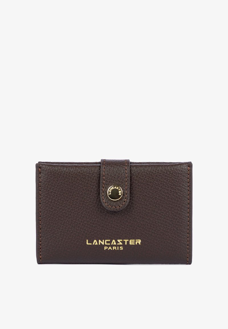 Portefeuille en cuir marron foncé avec logo doré "Lancaster Paris" et fermeture à bouton-pression visible à l'avant sur fond blanc.