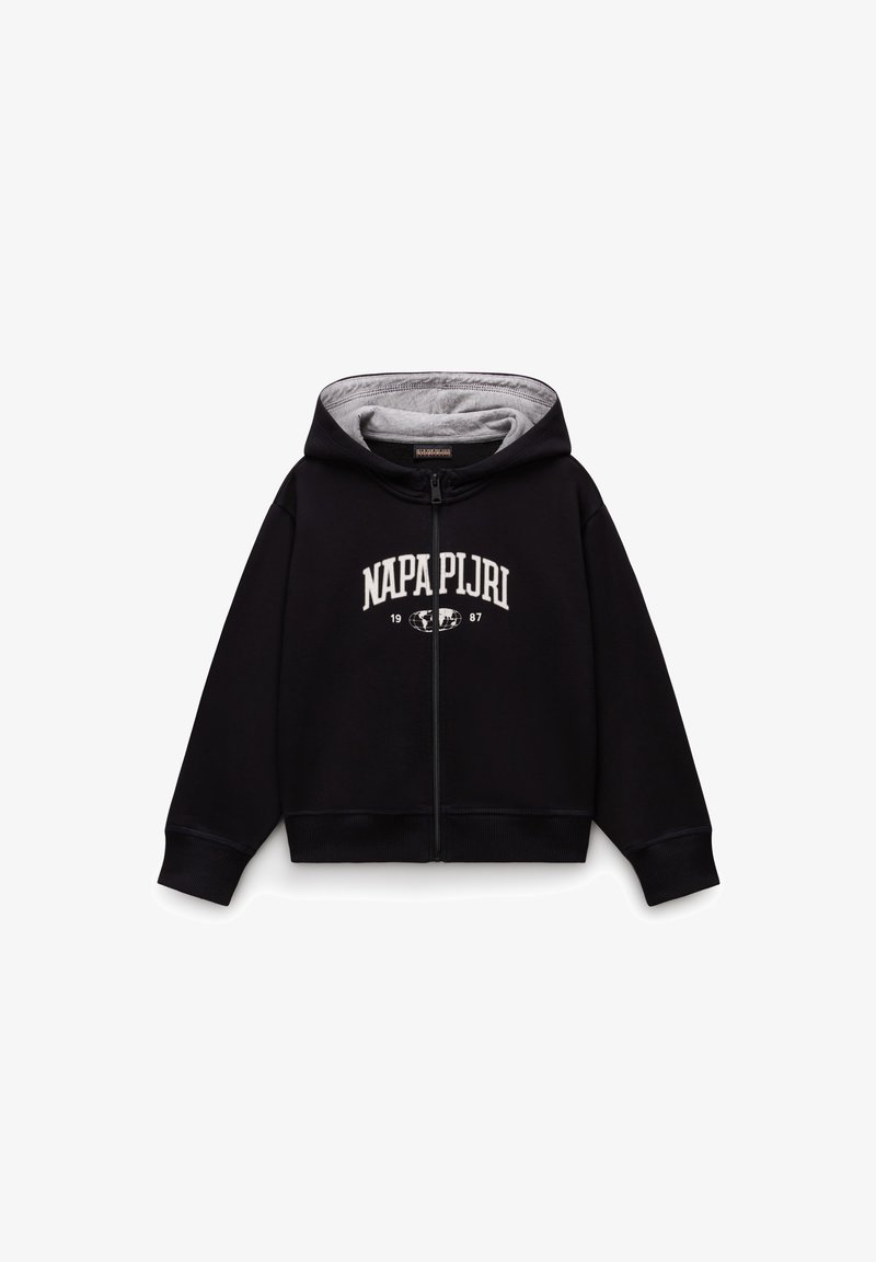 Sweatshirt preta com fecho éclair e interior cinza, apresentando um proeminente logótipo bordado em branco "NAPAPIJRI" ao longo do peito.
