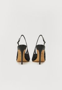 Pantofi cu toc înalt negri, cu un design elegant, având părți laterale din plasă, o curea îngustă și vârful ascuțit. Tocul este subțire și conic.