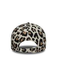 Καπέλο με λεοπάρ σχέδιο, σε ανοιχτό μπεζ βάση με μαύρες και καφέ βούλες, ρυθμιζόμενο λουράκι στο πίσω μέρος, δομημένο σχήμα και υφασμάτινο σχέδιο.