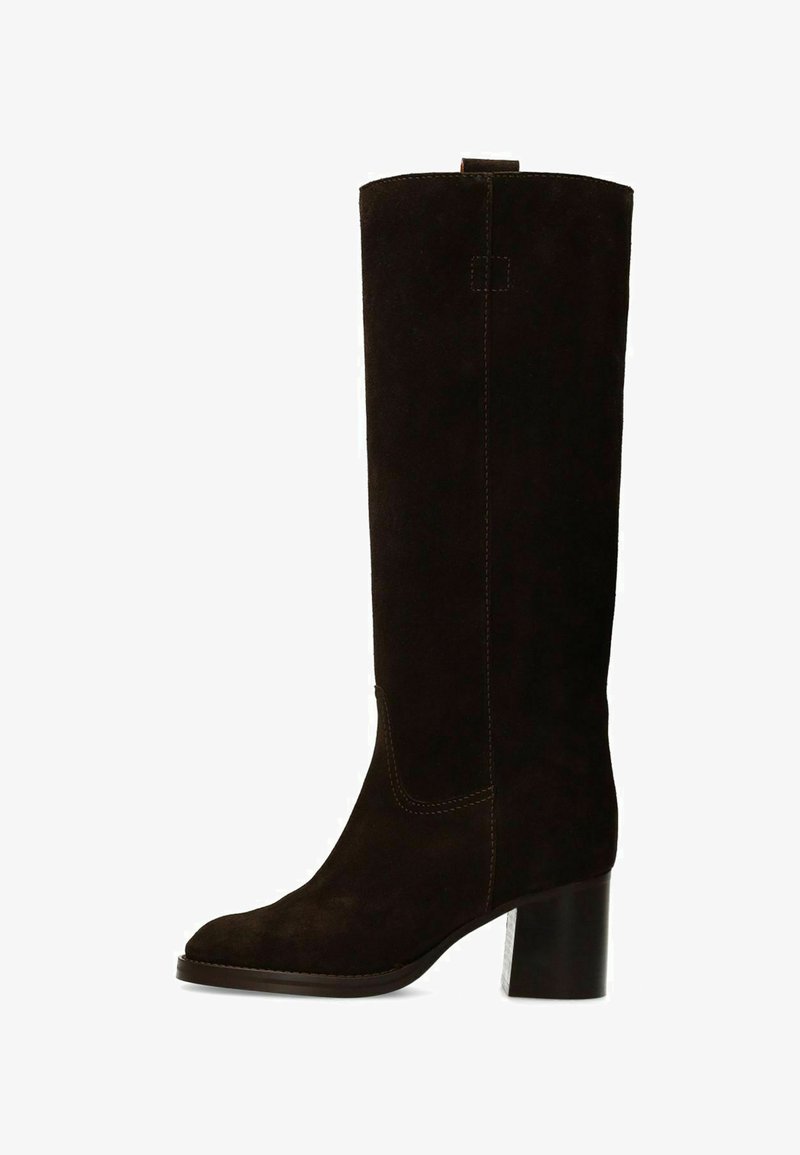 Botte haute en daim marron jusqu'au genou, avec un bout légèrement pointu, un talon carré et une couture contrastante le long des coutures. Texture lisse et design minimaliste.