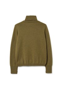Maglione lavorato a maglia verde oliva con colletto alto, polsini e orlo a coste. Presenta una texture morbida e spacco laterale per facilitare i movimenti.
