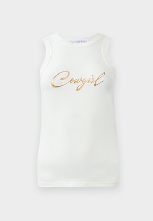Weißes ärmelloses rippenstrick Tanktop mit goldener metallischer Schrift "Cowgirl" auf der Brust, präsentiert vor einem schlichten Hintergrund.