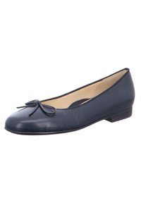 Ballerine in pelle blu navy con punta arrotondata, caratterizzata da un fiocco decorativo nella parte anteriore e un tacco basso per maggiore comfort. Texture liscia in tutto il modello.