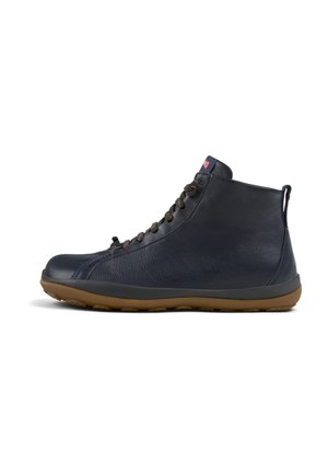 Botas de tobillo de cuero azul con cordones marrones, que presentan un acabado texturizado, puntera redonda, suela de goma y una lengüeta en el talón para facilitar su colocación.