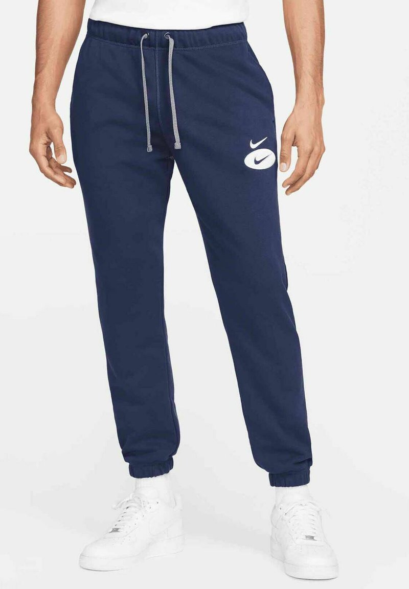 Herren Trainingsanzüge | Nike Sportswear Jogginghose nachtblau/dark-blue denim - GM75249 Herren Trainingsanzüge | Nike Sportswear Jogginghose nachtblau/dark-blue denim - GM75249