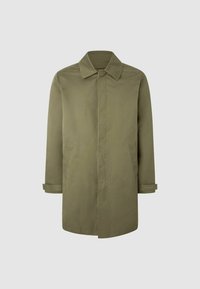 Olijfgroen trenchcoat met een puntige kraag, lange mouwen, twee zijzakken en een subtiele merkl logo op de manchetten. Glad textiel.