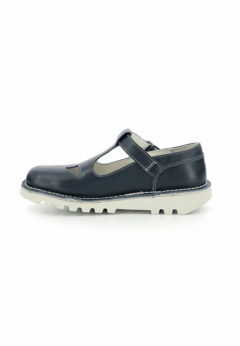 Sandalia de cuero azul marino con diseño recortado, correa ajustable y suela texturizada en gris claro con tacos multidireccionales para un mejor agarre.