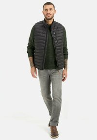 camel active MIT HORIZONTALER STEPPUNG - Weste - anthra