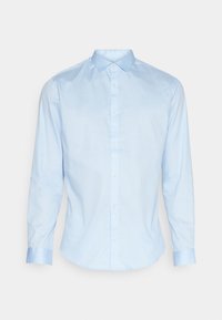 Camisa de algodón de manga larga en azul claro con cuello abotonado. Presenta un dobladillo redondeado y detalles en los puños en contraste. Textura suave.