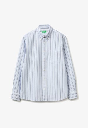 Chemise à manches longues à rayures verticales bleu clair et blanches, avec une poche avant et un col boutonné.