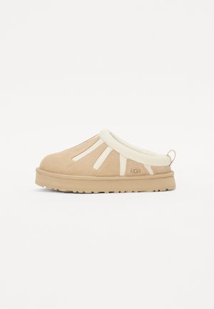 UGG TAZZ SUNWAVE - Lahtised kingad - sand