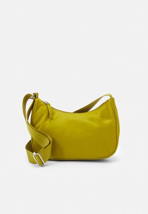 Gelbe Umhängetasche mit verstellbarem Riemen und Reißverschluss oben, dargestellt vor einem schlichten weißen Hintergrund.