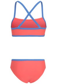 Bikini-set bestående av en korallfärgad topp med blåa band och en X-back-design, samt matchande korallfärgade bikini-byxor med ett blått midjeband.