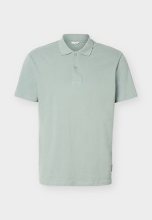 Polo vert clair à manches courtes avec deux boutons et un col classique, présenté à plat sur un fond blanc.