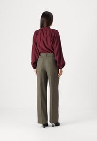 Modström GALE PANTS - Pantaloni - warm gray