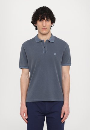Kortærmet polo-shirt i mørkeblåt bomuld. Har en krave, en tre-knaps knaplukning og et broderet logo på venstre bryst. Glat tekstur.
