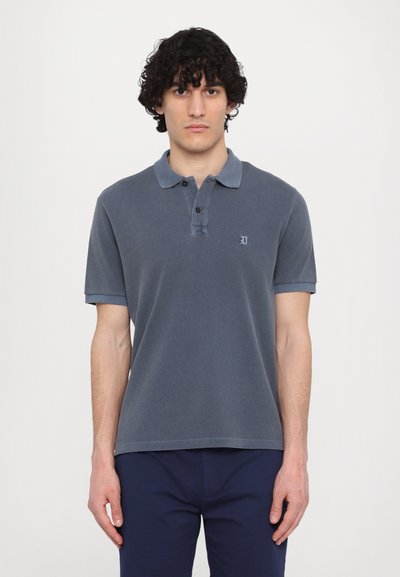 Polo à manches courtes en coton bleu foncé. Présente un col, une patte de boutonnage à trois boutons et un logo brodé sur la poitrine gauche. Texture lisse.