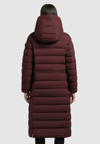 Bordeauxfarbene Daunenjacke mit Kapuze, ausgestattet mit horizontalen Steppnähten, langen Ärmeln und einem knielangen Design. Glatte Textur und minimale Hardware.