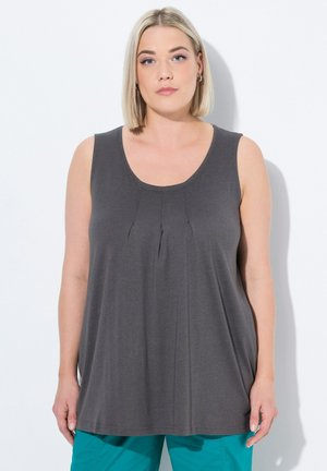 Top grigio senza maniche con scollatura rotonda e design plissettato. Realizzato in tessuto morbido, ha una vestibilità ampia e arriva a metà fianchi.