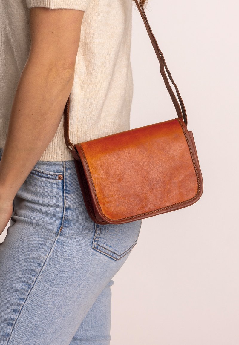 Gusti Leder - SUMMER S - Cross body bag - braun, Enlarge