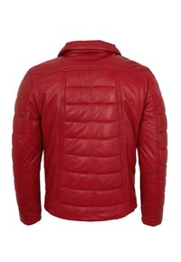 Rote Lederjacke mit geschwungenem Design, langen Ärmeln und flachem Kragen. Strukturierte Oberfläche mit Nähdetails entlang des Rückens.