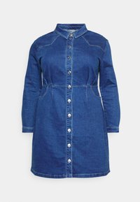 Vestido de camisa de denim, de manga larga, color azul claro, con botones en la parte delantera, cuello puntiagudo, costuras en la cintura, dos bolsillos laterales y costuras de contraste.