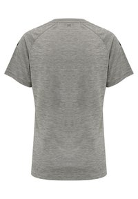 Hátulnézet egy egyszerű szürke melírozott rövid ujjú sportpólóról, melynek a nyakrésznél egy kis logó található.