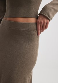 NA-KD Maxisukňa - brown