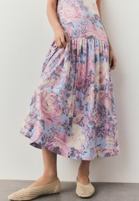 Next REGULAR FIT - SLEEVELESS DROP WAIST CREW NECK - Maxi ruha - pastel blue floral