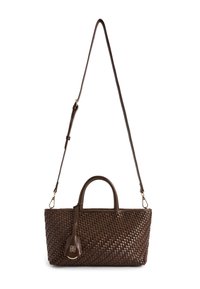 Ciemnobrązowa torebka skórzana z plecionką, z krótkimi uchwytami, długim regulowanym paskiem oraz małą załączoną dekoracyjną metką skórzaną.