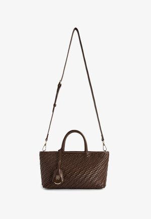 Donkerbruin geweven leren handtas met korte handvatten, een lange verstelbare schouderriem en een klein bijgevoegd decoratief leren label.
