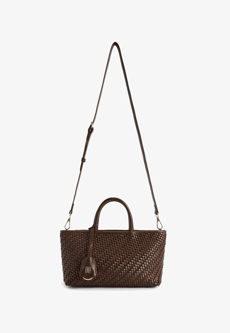Ciemnobrązowa torebka skórzana z plecionką, z krótkimi uchwytami, długim regulowanym paskiem oraz małą załączoną dekoracyjną metką skórzaną.