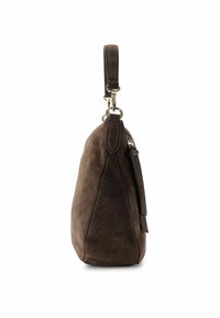 Borsa in suede marrone con forma affusolata, una tracolla corta e un chiusura in metallo dorato. Presenta una texture liscia e accenti minimi.