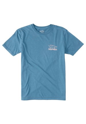 Blaues Billabong T-Shirt mit kurzen Ärmeln, kleinem weißem Eidechsen- und Markenlogo auf der linken Brust, Rundhalsausschnitt, schlichtes Design.