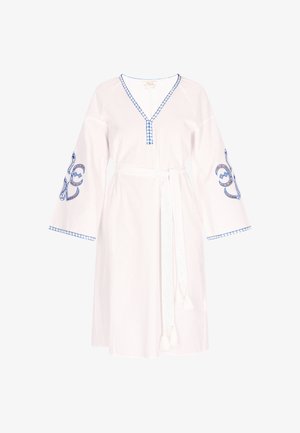 Hvid kjole med v-hals, blå broderede detaljer på ærmerne og en knyttet talje med dekorative frynser. Blød stofstruktur.