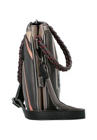 Bolso de mano compacto de cuero negro y beige con una correa trenzada negra y burdeos, cremallera lateral y gancho de metal en fondo blanco.