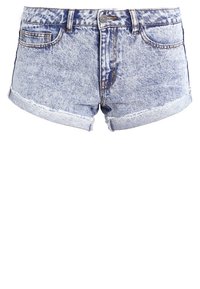 Helleblaue Denim-Shorts mit ausgefranstem Saum, ausgestattet mit vorderen Taschen, umgeschlagenen Bündchen, Reißverschluss und einem einzelnen Metallknopfverschluss.