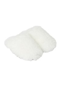 Biały puszysty dywanik łazienkowy o kształcie przypominającym chmurę i miękkiej fakturze, z długim włosiem zapewniającym komfort i przyczepność. Bez widocznych wzorów ani elementów metalowych.