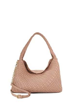 Sac à main en cuir tressé marron clair avec des poignées courtes tressées et une bandoulière amovible avec des détails en chaîne dorée.