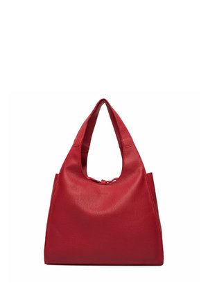 Červená kožená kabelka s trojúhelníkovým tvarem, širokými držadly a texturovaným povrchem, zobrazena na bílém pozadí.