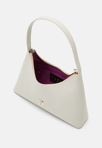 Borsa hobo in morbido pelle crema con finitura liscia, caratterizzata da una zip dorata e foderata in viola. Include un etichetta del marchio all'interno.