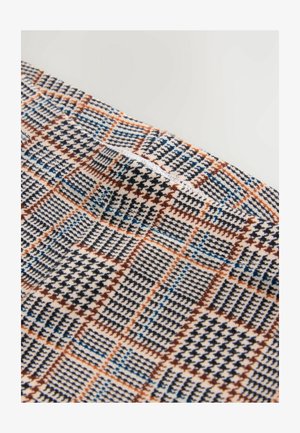 Vævet stof med et ternet mønster i beige, brun, blå og sort. Blød tekstur med en subtil glans og kontrasterende linjer.