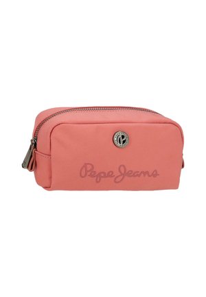 Bolsa rectangular color coral con cremallera, placa metálica con el logo y "Pepe Jeans" en relieve en el frente, diseñada para el almacenamiento de pequeños objetos.