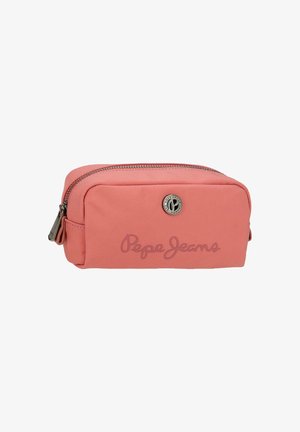 Bolsa rectangular color coral con cremallera, placa metálica con el logo y "Pepe Jeans" en relieve en el frente, diseñada para el almacenamiento de pequeños objetos.