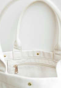 Unselected, creme