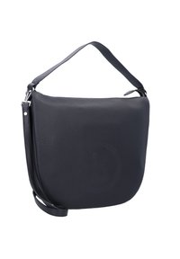 Sac en cuir noir en bandoulière avec une forme arrondie, présente une surface texturée, un accent de logo circulaire et une sangle ajustable.