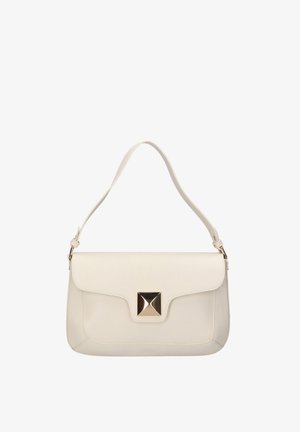 Witte leren handtas met een gestructureerde vorm, voorzien van een gouden geometrisch hardwareaccent op de voorflap en een enkele schouderband.