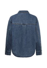 Vue de dos d'une chemise en jean bleu à manches longues, avec empiècement au dos, pli central et ourlet arrondi. Aucun logo ni motif visible.